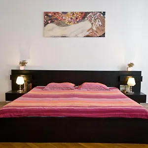 balcony-apartment-budapest-1067.inbudapesthotels.com/